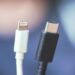 Cổng sạc Lightning (trái) và chuẩn sạc USB-C (phải). Ảnh: Gadgetmatch